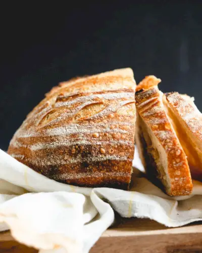 pão de massa fermentada fatiado com crosta crocante