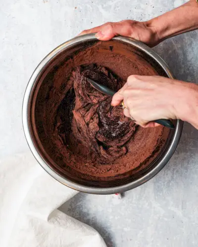 Suroviny na brownie cesto v miske so šľahačom.