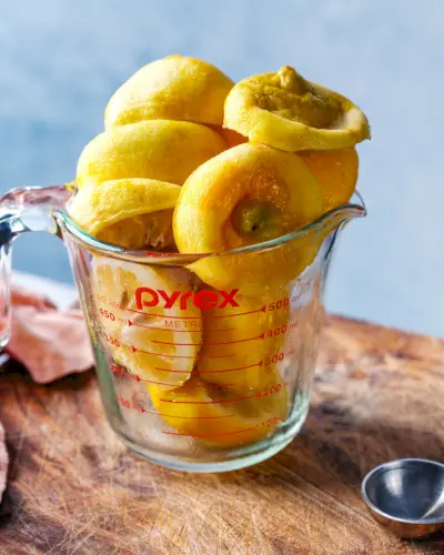 Citrons pressés dans une tasse à mesurer liquide.