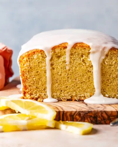 Recette de pain au citron avec un filet de glaçage au citron.