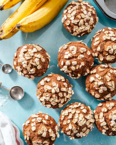 Muffins aux bananes sains avec bananes et cuillères à mesurer