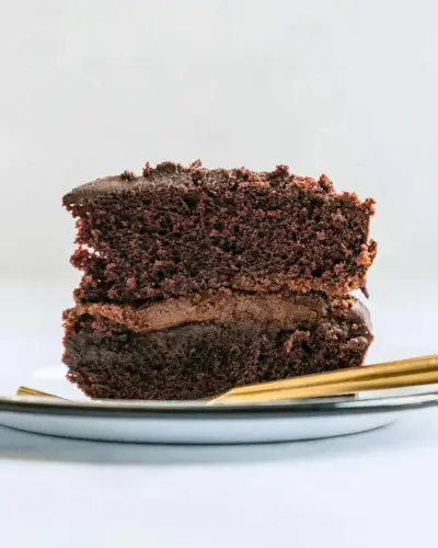 Bolo de chocolate vegano decadente