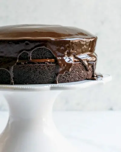 Cobertura de ganache de chocolate em bolo de chocolate