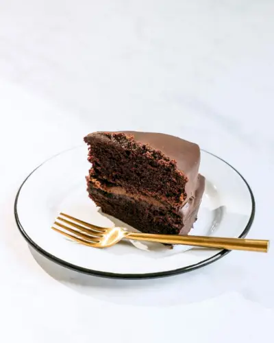 Pedaço de bolo de chocolate vegano