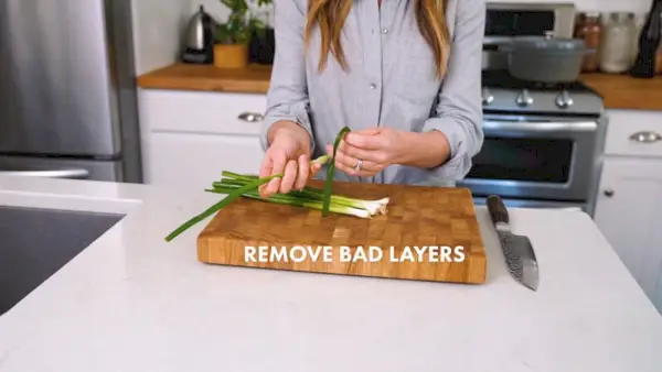 Comment couper des oignons verts (oignons verts) | Supprimer les mauvaises couches