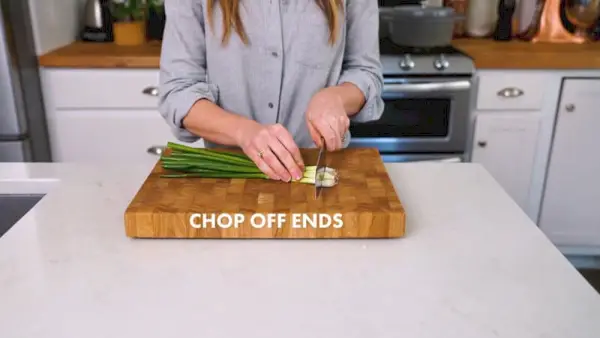 Comment couper des oignons verts (oignons verts) | Couper les extrémités