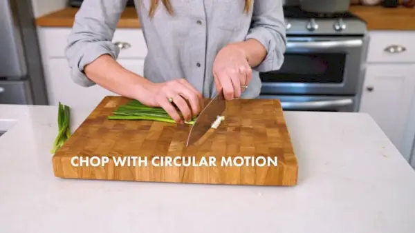 Comment couper des oignons verts (oignons verts) | Trancher avec un mouvement circulaire