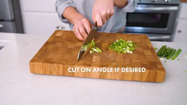 Comment couper des oignons verts (oignons verts) | Couper en angle si désiré