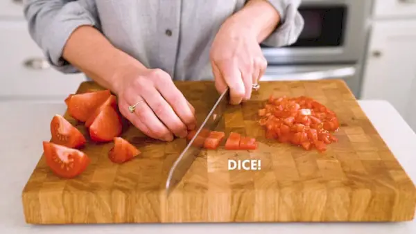 Wie man eine Tomate schneidet | Die Tomate würfeln