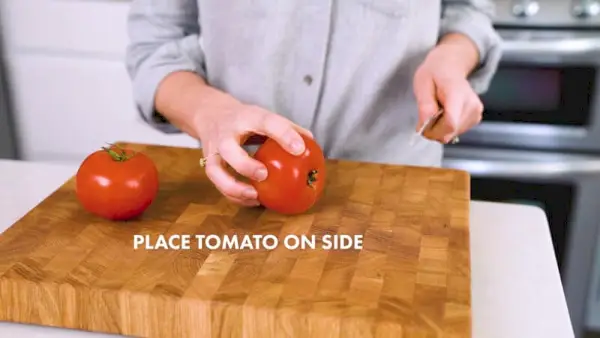 Wie man eine Tomate schneidet | Legen Sie die Tomate auf die Seite
