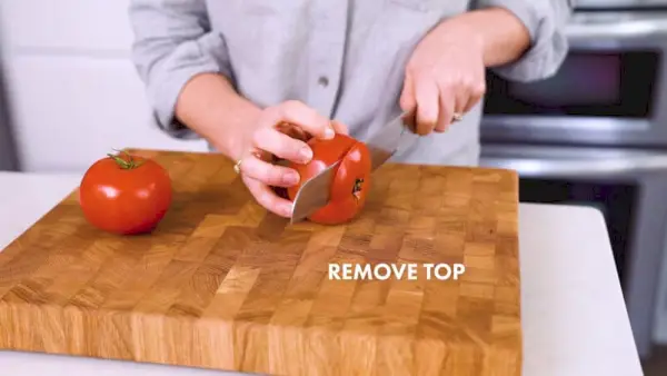 Wie man eine Tomate schneidet | Entfernen Sie die Oberseite