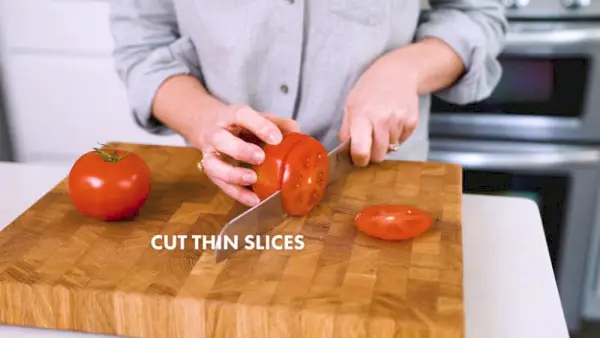 Wie man eine Tomate schneidet | Dünne Scheiben schneiden