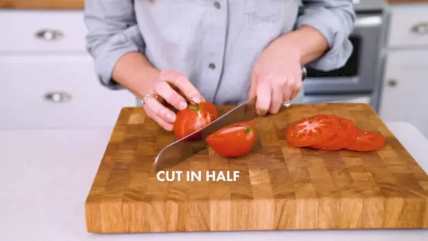 Wie man eine Tomate schneidet | Die Tomate halbieren