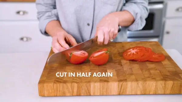 Wie man eine Tomate schneidet | Die Tomate vierteln