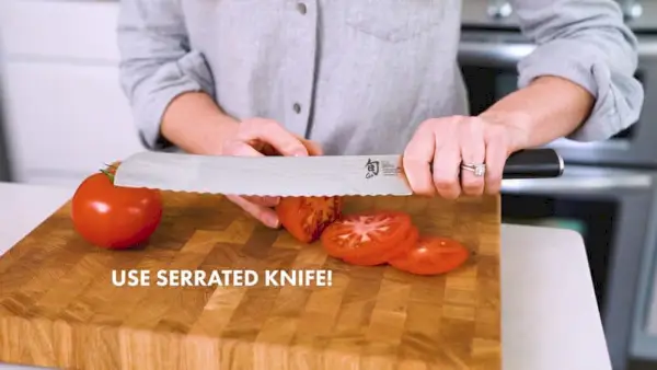 Wie man eine Tomate schneidet | Verwenden Sie ein gezahntes Messer