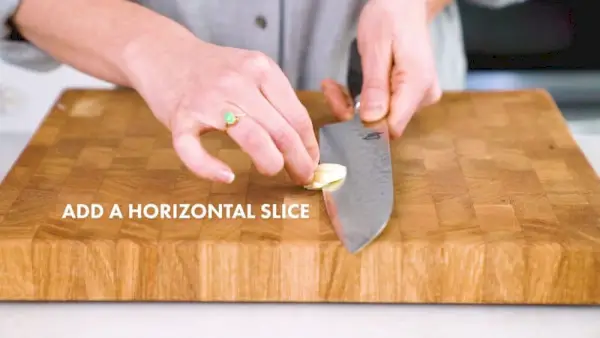 Como picar alho | Corte uma fatia horizontal