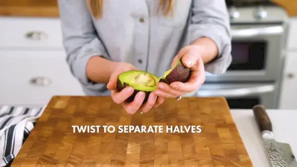 Wie man eine Avocado schneidet | Drehen, um die Hälften zu trennen
