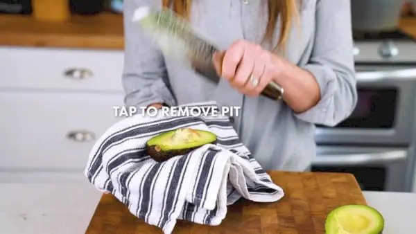 Wie man eine Avocado schneidet | Klopfen Sie mit einem Messer darauf, um den Kern zu entfernen