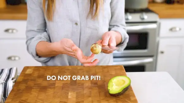 Wie man eine Avocado schneidet | Greifen Sie nicht in die Grube