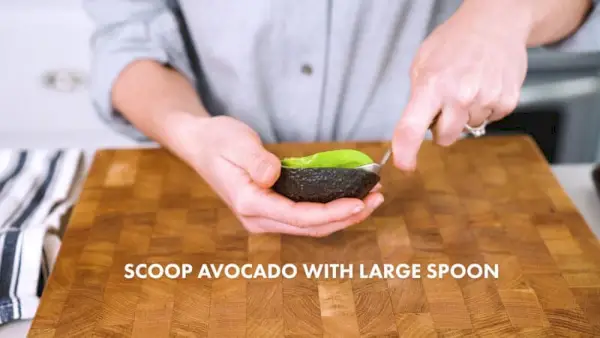Wie man eine Avocado schneidet | Die Avocado mit einem Löffel herauslöffeln