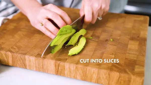 Wie man eine Avocado schneidet | In Scheiben schneiden