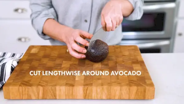 Wie man eine Avocado schneidet | Längs um die Avocado herum einschneiden