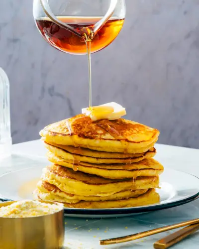 Sirop versé sur des crêpes