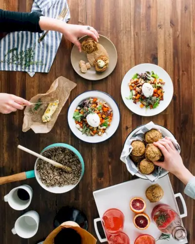 Œufs pochés et pommes de terre | Brunchs | Table de brunch avec les mains