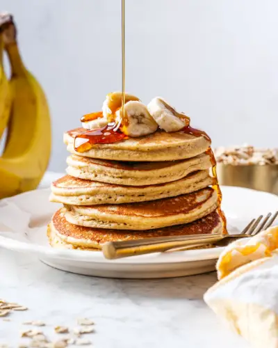 Pilha de panquecas de banana e aveia