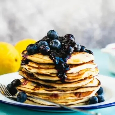 Zitronen-Blaubeer-Pfannkuchen