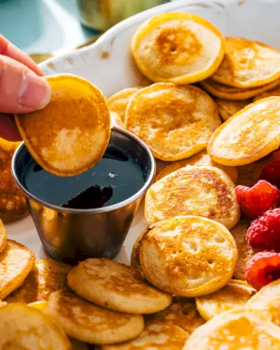 Mini crêpes trempées dans du sirop