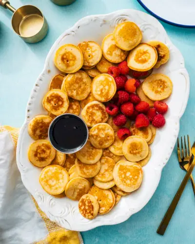 Mini crêpes sur plateau au sirop