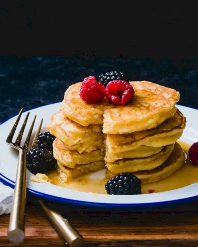 Pile de crêpes au fromage cottage avec découpe montrant la texture.