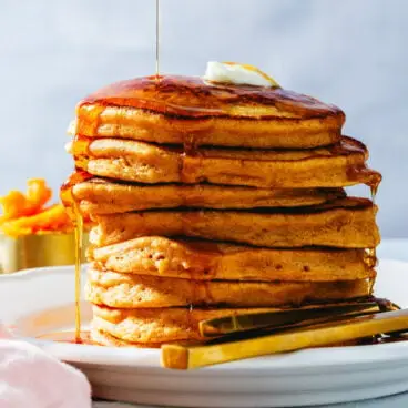 Crêpes de patates douces en pile