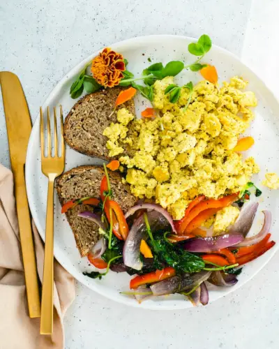 Tofu brouillé avec légumes du petit-déjeuner