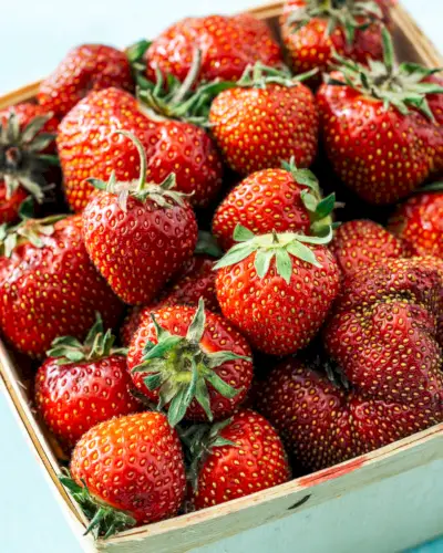 Fraises en récipient.