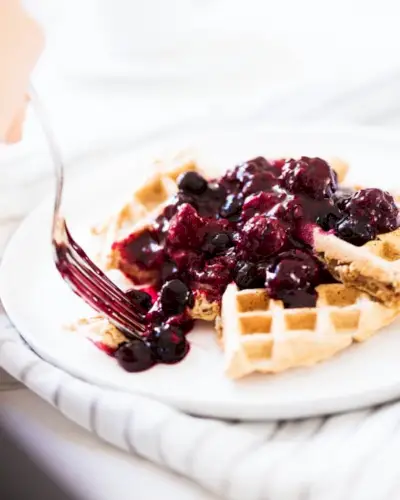 Waffles sem leite com compota de frutas vermelhas