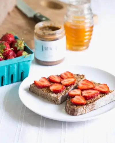 Toast au beurre d'amande et aux fraises