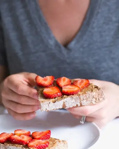 Toast au beurre d'amande et aux fraises