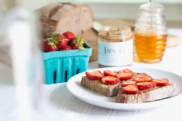 Toast au beurre d'amande et aux fraises
