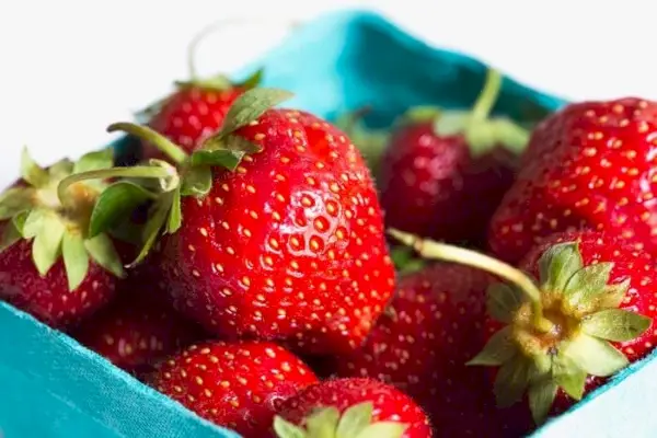 Toast au beurre d'amande et aux fraises