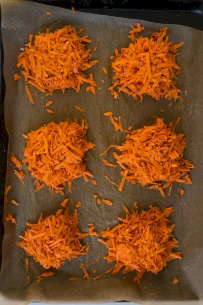 pommes de terre rissolées de patates douces crues sur une plaque à pâtisserie