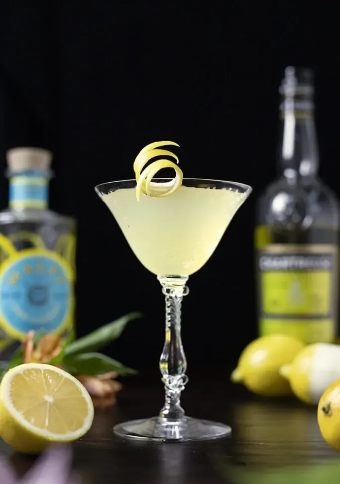 Yellowjacket (gin i żółty koktajl Chartreuse)' title=