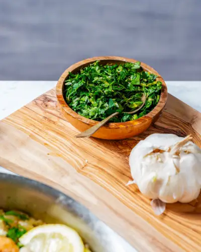 Gremolata jedlo vedľa hlavy cesnaku