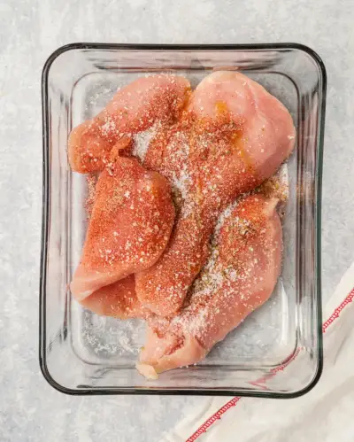 Salade de poulet grillé étape 1 : Assaisonner et faire mariner le poulet.