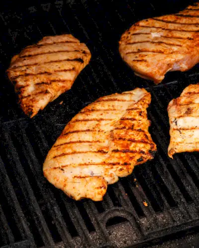 Salade de poulet grillé étape 3 : Griller le poulet.