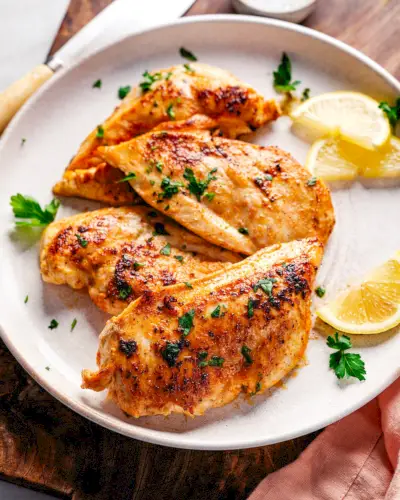 Peito de frango grelhado no prato.
