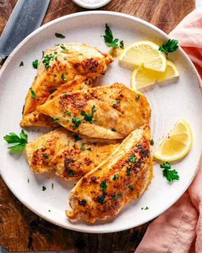 Passo 2: Sele o frango na frigideira.