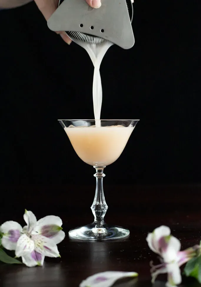 육군과 해군 칵테일을 쿠페에 붓는 모습.' loading='lazy' title=