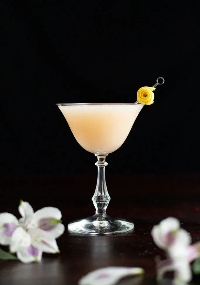 칵테일 픽에 레몬 트위스트를 가미한 육군 및 해군 칵테일입니다.' loading='lazy' title=